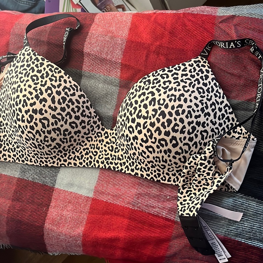 Victoria’s Secret t-shirt lightly lined wireless bra